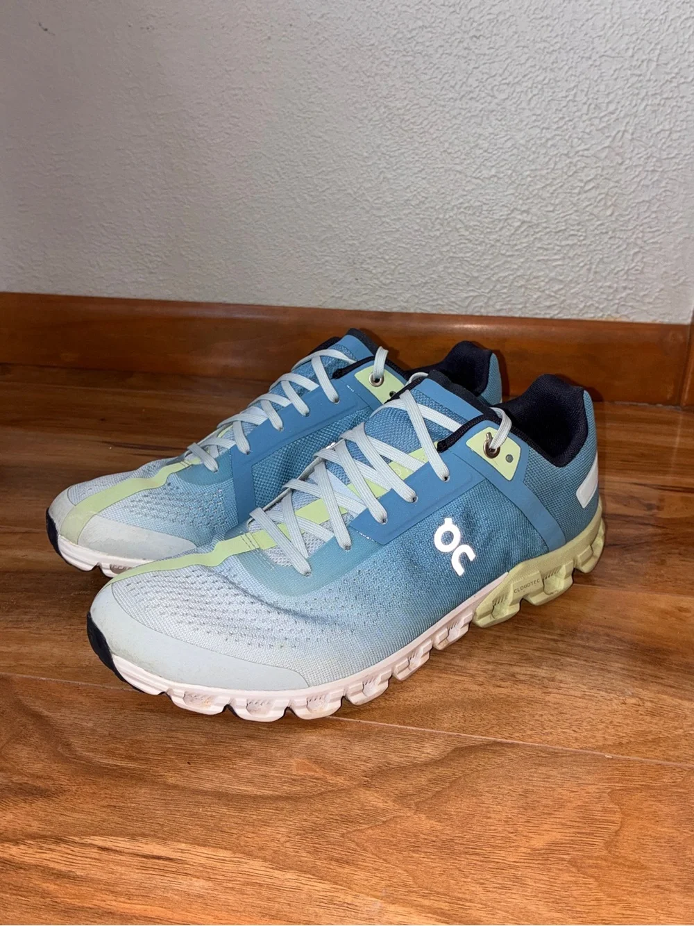 On Cloud Women’s CloudFlow Athletic Running Sneaker Shoes, blue & green -size 10